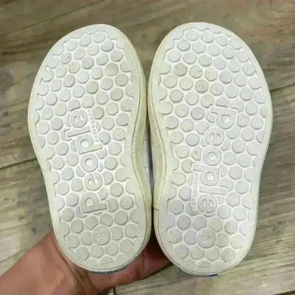 People toddler white shoes size 4 - Picture 3 of 4